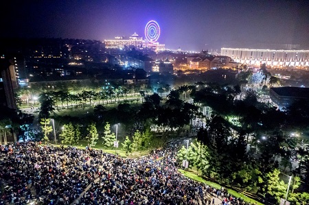 高雄跨年趣！義大世界獨家立體繪煙火 義守大學最佳觀賞點報你知 義大遊樂世界從早玩到晚　雙人只要999元1
